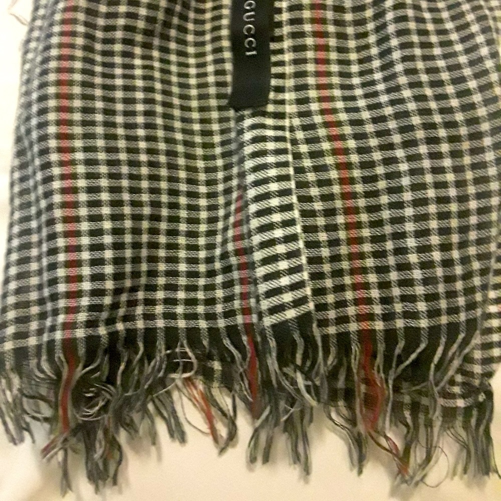 PRE-OWNED GUCCI SCARF- Made In Italy Luxury